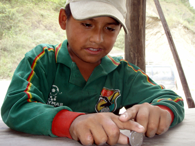 20080430035339-bolivianos1-peque.jpg